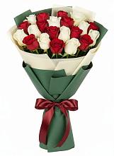 Букет Микс из красных и белых роз в Дмитриевском