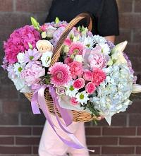 Цветочная композиция из Розы, Хризантемы, Пионы и Лизиантусы в корзине в Дмитриевском