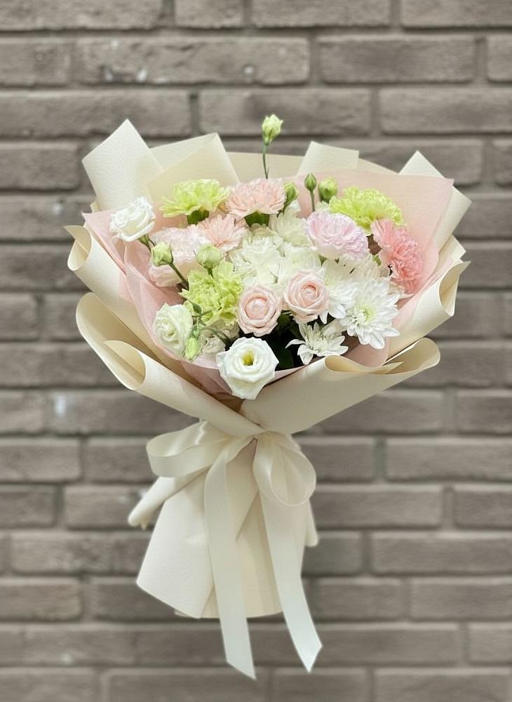 Букет цветов из: Гвоздики, Розы, Лизиантусы и Хризантемы в Дмитриевском