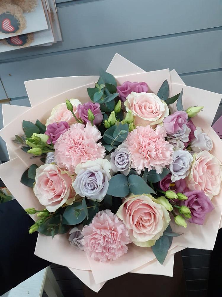 Букет цветов из: Розы, Гвоздики и Лизиантусы в Дмитриевском